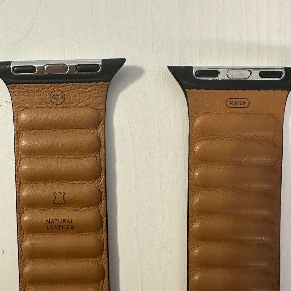 Black Apple Leather Magnetic Strap (S/M) - Picture 5 of 6